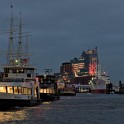 Landungsbrücken und Elbphilharmonie  Hamburg/St. Pauli : Bauwerke, Bezirke, Deutschland, Elbphilharmonie, Gebäude, Hamburg, Hamburg-Mitte, Landungsbrücken, St. Pauli