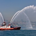 Feuerlöschhboote bei der Einlaufparade der Segelschiffe  Istanbul/Bosporus : Bosporus, Istanbul, Sonstiges, Türkei