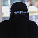 Muslemin in einer Niqab  Istanbul/Eminönü-alt : Eminönü-alt, Istanbul, Schiffsanleger, Stadtteile, Türkei