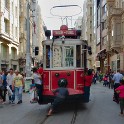 Mitfahren ohne Führerschein  Istanbul/Beyoglu (Istiklal Cd.) : Beyoglu, Historische Strassenbahn, Istanbul, Istiklal Caddesi, Menschen, Stadtteile, Strassenbahn, Türkei, Verkehrsmittel